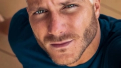 SLIČNOST JE NEVEROVATNA! Ovo je rođeni brat Saše Kovačevića, bio je u vezi sa poznatom pevačicom, a izgleda brutalno dobro! (FOTO)