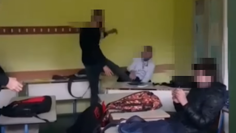 JEZIVE SCENE IZ UČIONICE Sin direktorke škole brutalno pretukao druga! (UZNEMIRUJUĆI VIDEO)