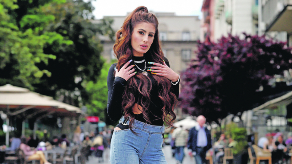 URNEBESNO! Didi Džej hranila golubove u Knez Mihajlovoj i priznala za Alo! Srbi su moji najveći fanovi! (FOTO)