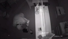 KAMERE SNIMILE PROVALNIKA! Sa maskom i kapuljačom obio salon u Novom Sadu! (VIDEO)