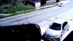 DIREKTAN SUDAR NOVOM SADU! Prešao u suprotnu traku, od siline udarca automobil se prevrnuo (VIDEO)