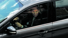 EKSKLUZIVNI ALO! PAPARAZZO  Lepa Brena fura podočnjake dok lovi novi stan!