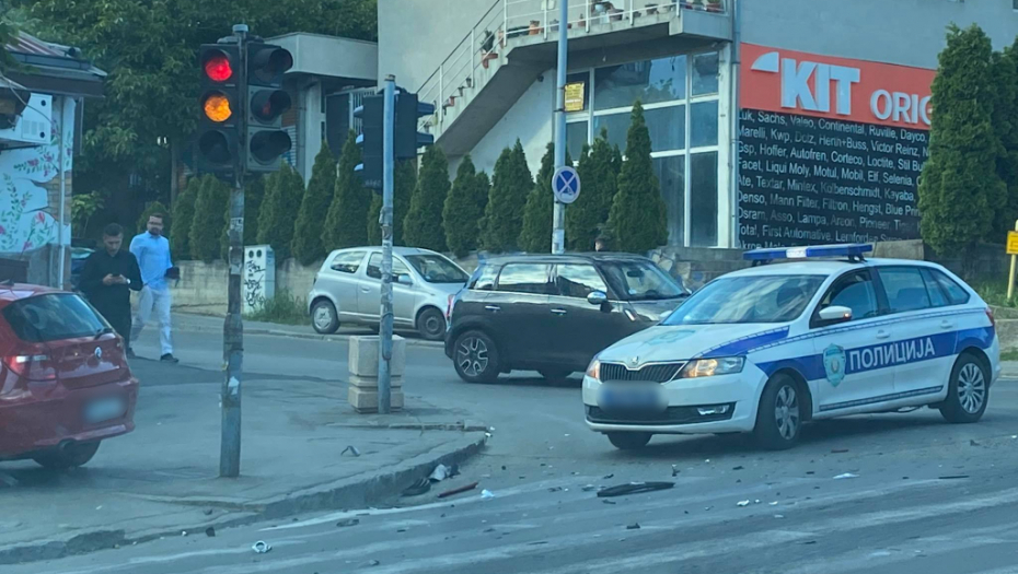 Saobraćajna nesreća u Ustaničkoj ulici: Delovi automobila se rasuli svuda - čovek bez svesti leži na betonu! (FOTO)