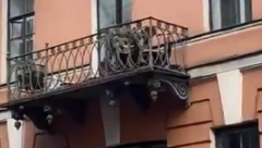 UZNEMIRUJUĆI VIDEO Žena tukla muža na terasi, a onda je usledio horor: Ležali su nepomično