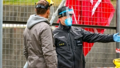 Otišao je po drva, ali je odmah morao pozvati policiju: Opasni predmeti nalaze se svuda oko njega