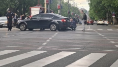 SAOBRAĆAJNA NEZGODA KOD PRAVNOG Motorciklista leži nepomično na zemlji, građani pritrčali da pomognu