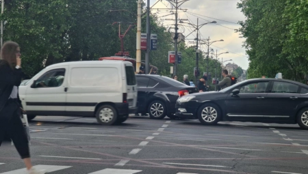 STRAVIČNA NESREĆA NA VRAČARU Motociklista pokosio pešake, ima teško povređenih!