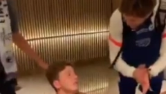 OVO NIKADA NEĆE ZABORAVITI! Navijač Čelsija zaspao u hotelu, a onda ga je probudio on! (VIDEO)