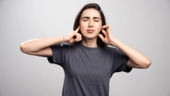 NEVEROVATAN TRIK: Olovkom pritisnite ovu tačku na ušima i rešite problem koji muči većinu žena