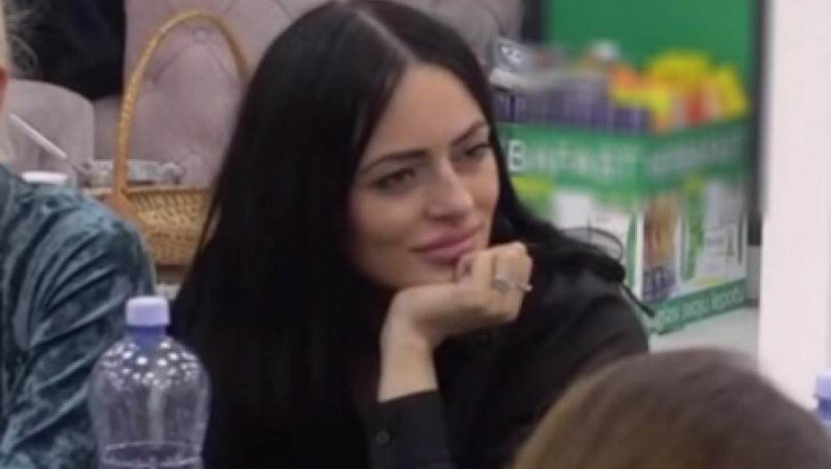 TARA NIJE IMALA ŠTA DA JEDE I HTELA JE TVOJ STAN! Nenadova bivša verenica ostavila naciju u šoku, Jelena priznala da je i sama kontaktirala Simovu, o reperovoj reakciji se još priča (FOTO)