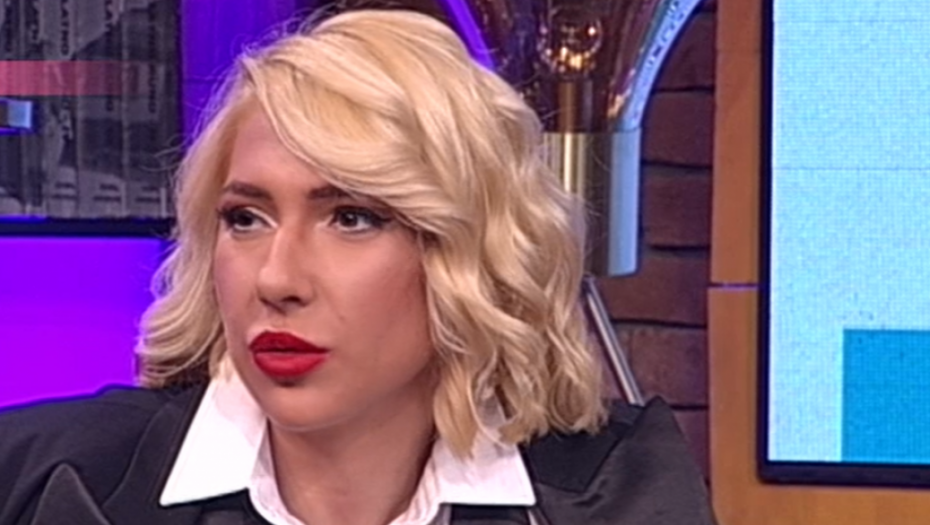 NAKON OTKAZA PORODICA NA PRVOM MESTU Jovana Jeremić sa suprugom i ćerkom otputovala na odmor, voditeljka blista od sreće u njihovom društvu (FOTO)