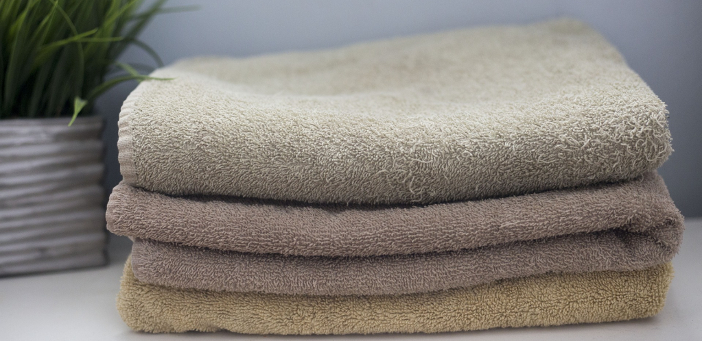 ZBOG ČEGA LICE NIKADA NE BI TREBALO DA BRIŠEMO PEŠKIROM? Nesvesno štetimo koži