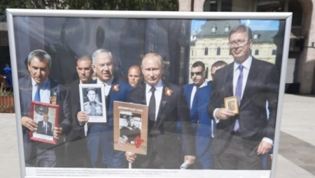 KAKVA ČAST ZA VUČIĆA Rame uz rame sa Putinom usred Moskve (FOTO)