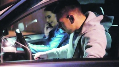 FUDBALER GLUMI LIČNOG ŠOFERA PEVAČICI Gobelja ne veruje nikome, pa Kaću vozika i na snimanja!