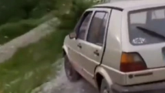 HIT VIDEO NA INTERNETU Pitao gde je put za Podgoricu, pa po uputstvima sleteo sa puta (VIDEO)