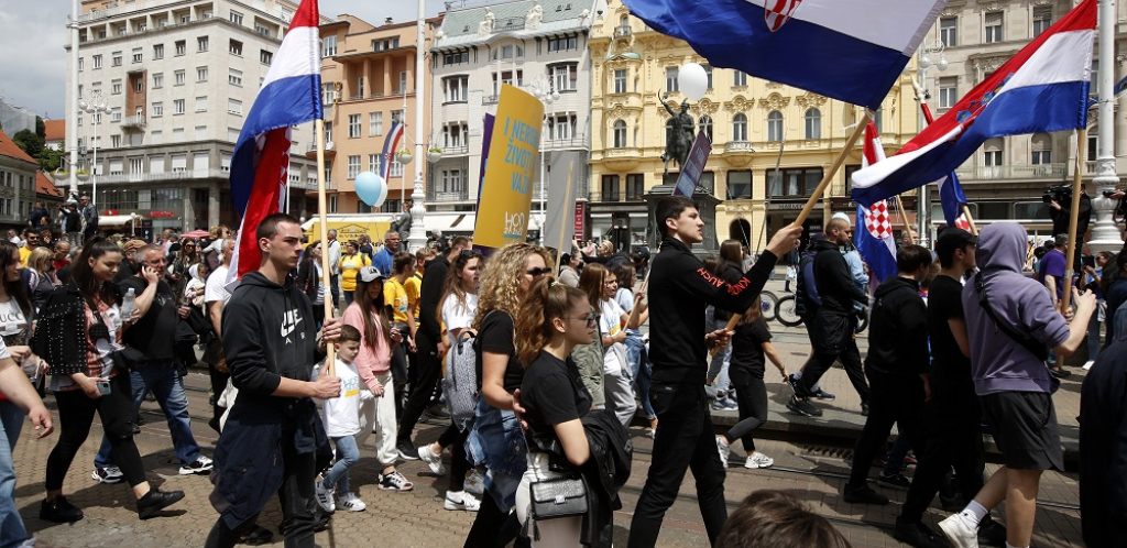 UŽAS U ZAGREBU! Izneli ga iz tramvaja, ali više nije bilo pomoći!