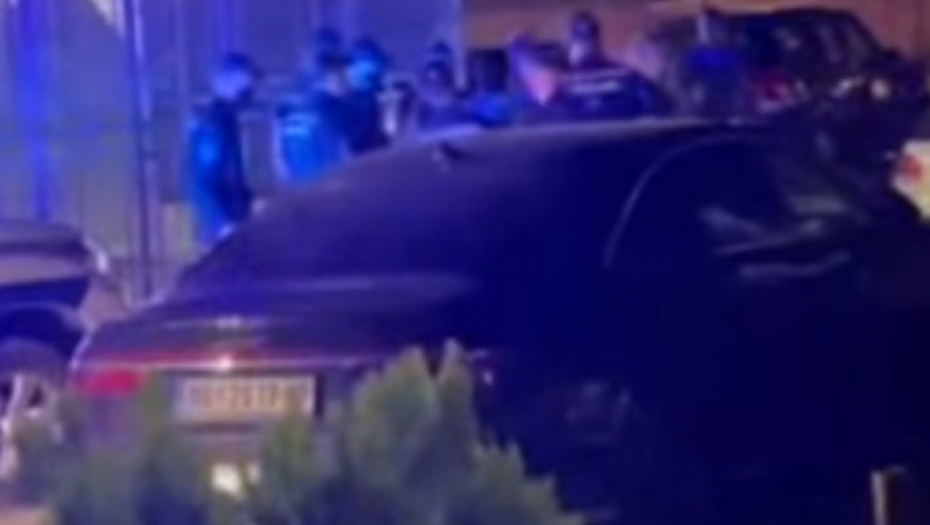 "JE*EM VAM BRE MATER!" Osvanuo snimak haosa, Čeda urla i udara vozilo interventne (VIDEO)