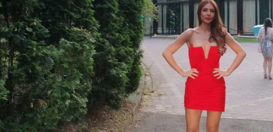 SLEDEĆA MLADA Anastasija na svadbi uhvatila bidermajer, u prelepoj haljini boje šampanjca pevačica plenila pažnju (FOTO)