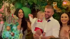 PONOSNI NA SVOGA JEDINCA Žurka kakva se ne pamti, Veljko i Bogdana blistaju dok njihov mezimac duva prvu svečicu (FOTO/VIDEO)