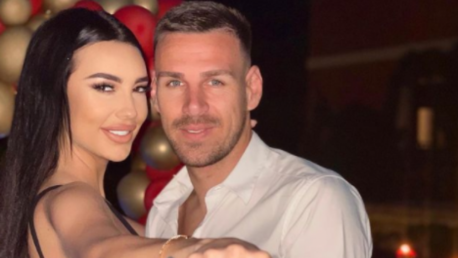 NAKON VERIDBE ZAPALILA NA MORE Katarina Grujić pokazala top liniju, pevačica se skinula u kupaći na ovom luksuznom mestu (FOTO)