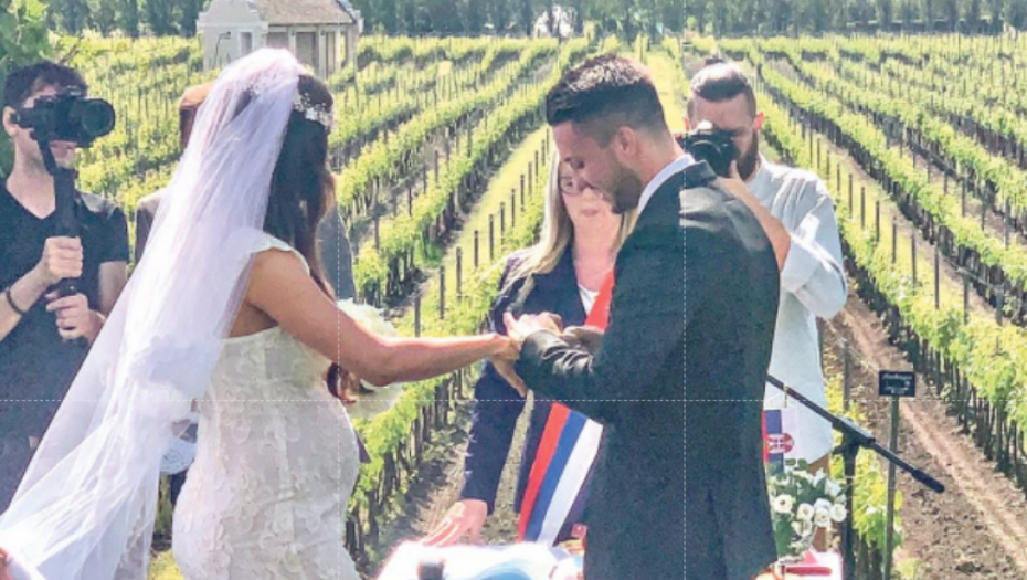 KAO IZ NAJLEPŠE BAJKE Nakon venčanja o kome priča cela Srbija, pogledajte ko je Luki Adžiću i Aleksandri otpevao pesmu za prvi ples, glamurozna torta oborila sve sa nogu (VIDEO)