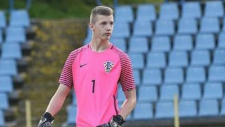 UNUK HRVATSKOG ZLOČINCA NOKAUTIRAN U SRBIJI! Uzeo broj 91 da bi se sećao dede, hitna pomoć morala da ga nosi sa terena! (FOTO)