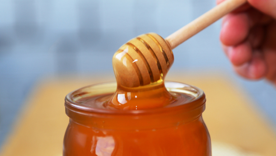 NAJBOLJA NEGA MASNE KOŽE: Kućna maska za lice od meda i belog luka! (RECEPT)