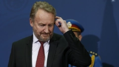 BAKIR EUFORIČAN Dobio je vetar u leđa, ali nema čemu da se nada! Drže ga jer je najobičniji poslušnik!