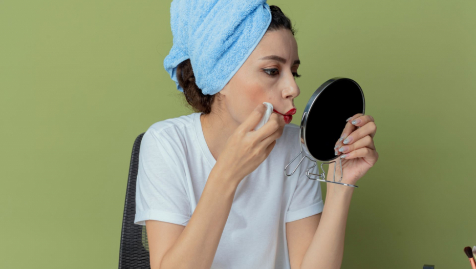 DA LI SKIDATE ŠMINKU VLAŽNIM MARAMICAMA? Evo zbog čega to nikako ne bi trebalo da radite