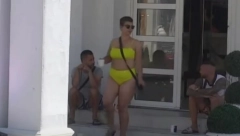 SKINULA SE S PRVIM SUNCEM MIljana Kulić smršala, pa navukla žuti kupaći kostim, sve oči uprte u nju (FOTO)