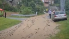 STRAVIČNA POPLAVA U POŽEGI Voda nosi sve pred sobom, dvorišta prepuna mulja! (VIDEO)