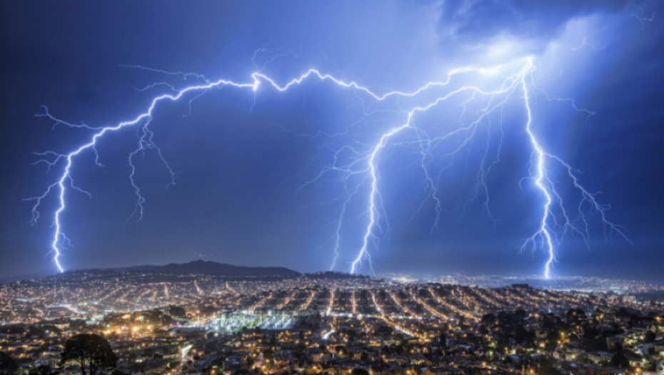 OD UDARA GROMA POGINE 20 GODIŠNJE LJUDI U SRBIJI Munja ubila dečaka na Pešteru, malog Pavla u Pančevu, Anđelu i Ivanu u Aleksandrovcu, a na listi žrtva i fudbaler poznatog kluba