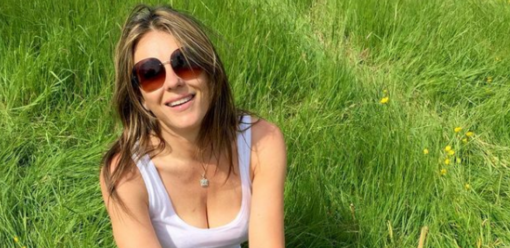 PRKOSI GODANAMA! Elizabet Harli se opustila na dušeku u oskudnom izdanju, kao boginja! (FOTO)