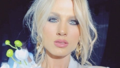 KAO DA SU SESTRE Ovako izgleda majka Nevene Božović, ima specifičan imidž (FOTO)