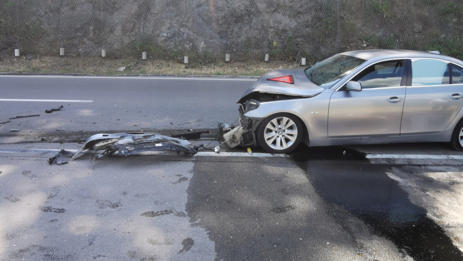 SLETEO SA PUTA I URADIO U OGRADU Teška saobraćajka kod Niša, 5 osoba povređeno