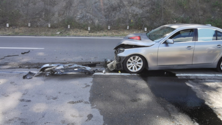 STRAVIČAN UDES U OVČAR BANJI Vozač pikapa preticao i udario u bmw u kom se nalazila tročlana porodica