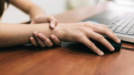 TEŠKO RAZLIKUJETE LEVO OD DESNOG Ne brinite, niste jedini, ovaj trik sa rukom će vam pomoći