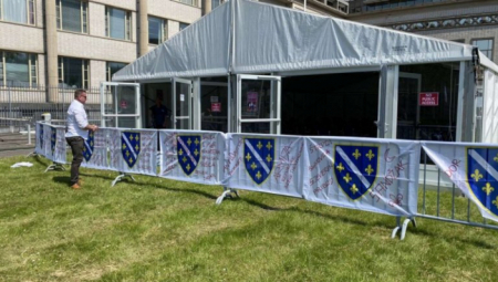 HAOS ISPRED SUDNICE U HAGU Bošnjaci mašu zastavom srpske dinastije Kotromanić (FOTO)