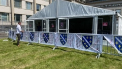 HAOS ISPRED SUDNICE U HAGU Bošnjaci mašu zastavom srpske dinastije Kotromanić (FOTO)