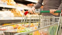 ONO KAD SE KOMŠIJA SREDI ZA KUPOVINU! Zbog odevne kombinacije ovog mladića "radilo" obezbeđenje