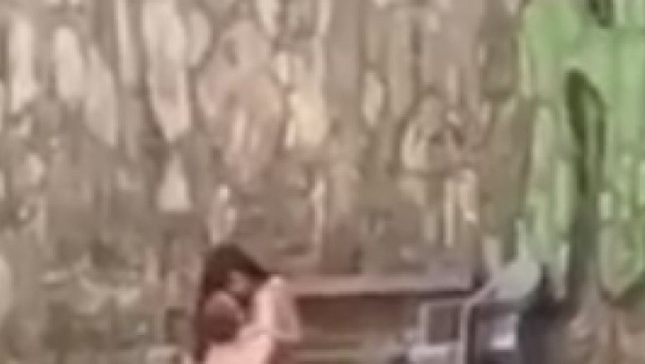 AKCIJA NA VRBASU Dvoje mladih ne haju za publiku, žestoko se se*saju na obali reke! (VIDEO 18+)