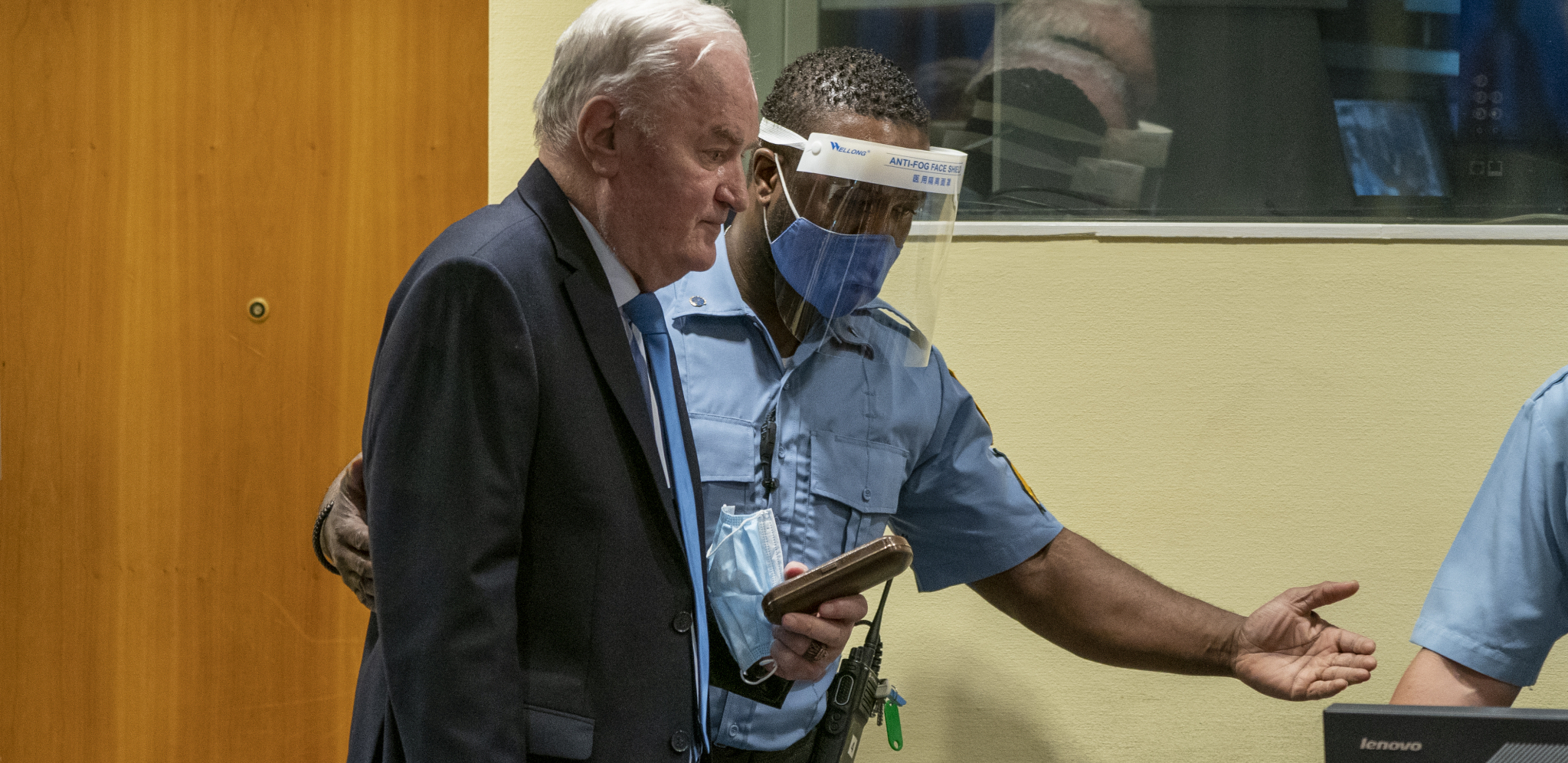 TAJNA MLADIĆEVOG PRSTENA: Nosio ga je ceo život, on ga je i odao, a sada se pojavio sa novim na istoj ruci (FOTO)