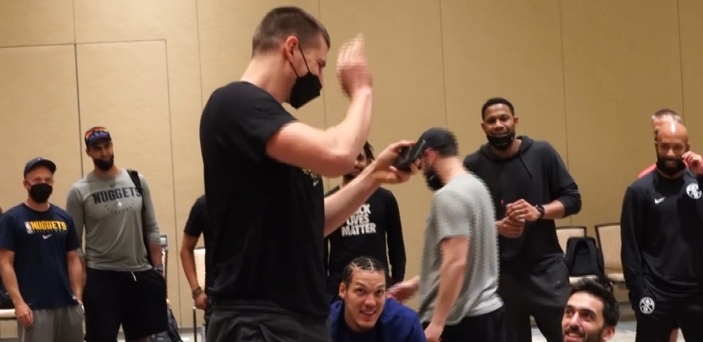 NARODNJACI TREŠTE U TERETANI! Jokić proslavio MVP nagradu, saigrača zabolela glava (VIDEO)