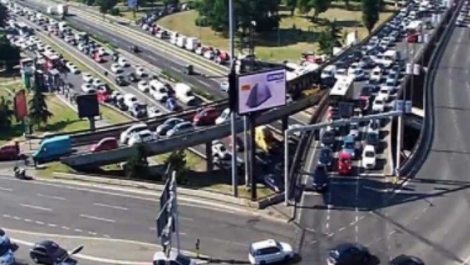SAOBRAĆAJNA GUŽVA I PRE ŠPICA Kritično nekoliko tačaka, izbegavajte Južni bulevar