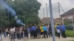 UHAPŠEN OTAC KOJI JE ŠUTIRAO SVOG SINA U ŠKOLSKOM DVORIŠTU Određeno mu udaljenje iz kuće i zabrana prilaska detetu