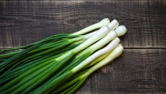 KO NE SME DA JEDE MLADI LUK: Doktorka Natalija objasnila zašto ljudi sa ovom dijagnozom moraju hitno da ga izbace iz ishrane