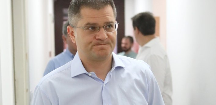 DEJAN VUKELIĆ RAZMONTIRAO JEREMIĆA Vučić izgleda kao Ivan Drago pre meča sa Apolom Kridom, a Jeremić kao ona mačka iz Šreka