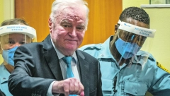 "REĆI ĆU IM JEDNOM KRATKO - SVI SU SRBI MLADIĆ RATKO!" Goci i Lazo opevali generala posle sramne presude - Ne postoji pravda više otkad tebe osudiše (VIDEO)