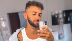 PEVAČ SE SKINUO, PA POKAZAO MIŠIĆE!  Poručio pratiocima: Možete svi da me mrzite!