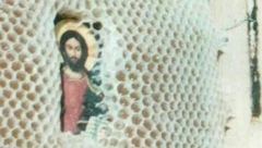 I PČELE POŠTUJU SVETITELJE Monah u blizini Atine svakog proleća u košnice stavlja ikone, a ono što dobije kao rezultat je od Božije ruke stvoreno!